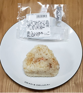 「セブン-イレブン 北海道産秋鮭とおかかのおむすび」のクチコミ画像 by みにぃ321321さん