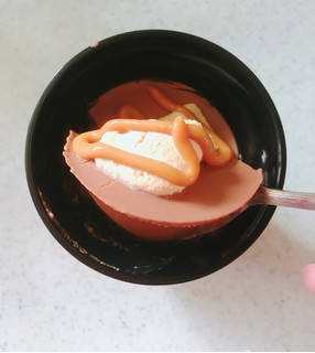 「セブン-イレブン スプーンで食べるとろ生食感塩キャラメル」のクチコミ画像 by ゆにょちゃぬさん