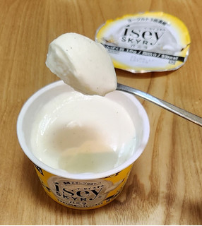 「日本ルナ Isey SKYR バニラ カップ105g」のクチコミ画像 by みにぃ321321さん