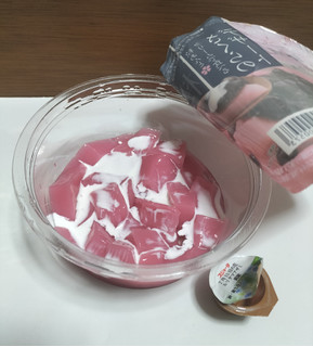 「岡崎物産 粒あんとクリームで食べる さくらのデザート カップ285g」のクチコミ画像 by コマメのグルメさん