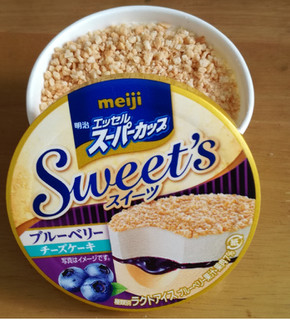 「明治 エッセル スーパーカップSweet’s ブルーベリーチーズケーキ カップ172ml」のクチコミ画像 by あづみゆさん