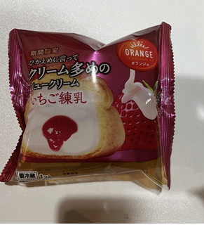 「オランジェ ひかえめに言ってクリーム多めのシュークリーム いちご練乳 袋1個」のクチコミ画像 by 白身フライさん