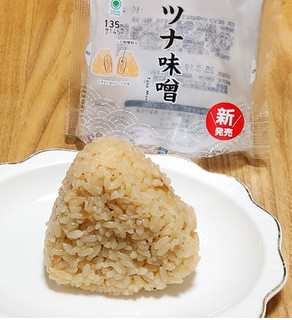「ファミリーマート ツナ味噌おむすび」のクチコミ画像 by みにぃ321321さん