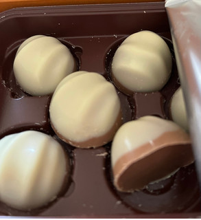 「明治 マカダミアチョコレート ホワイトベール 箱9粒」のクチコミ画像 by わやさかさん