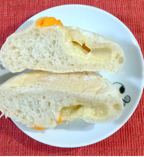 「ローソン 白いチーズパン」のクチコミ画像 by ピーまるさん