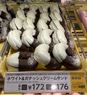 「ミスタードーナツ ホワイト＆ガナッシュクリームサンド」のクチコミ画像 by わらびーずさん