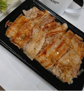 「セブン-イレブン 三元豚のねぎ塩豚カルビ弁当 麦飯」のクチコミ画像 by yuna14さん