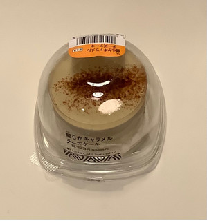 「ローソン Uchi Cafe’ SWEETS Specialite 麗らかキャラメルチーズケーキ」のクチコミ画像 by 毎日コンビニスイーツもうええわさん