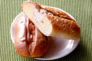 端までたっぷり詰まったホイップと半分を覆いつくすチョココーティング。