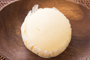 生地はチーズクリームを練りこんだスフレ仕上げ、そこにジャージー牛乳入りホイップを注入してある。