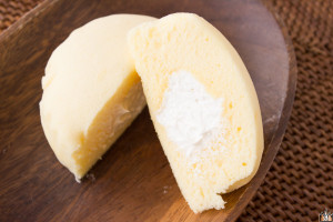 チーズ風味のきめ細かいスフレ生地の中には、ジャージー乳入りホイップがたっぷり。