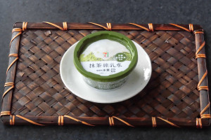 京都の老舗「丸久小山園」の宇治抹茶を使用して旨味と渋みが調和したかき氷の中に、ほどよい甘さの練乳を入れた一品。