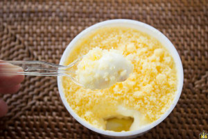 製品中8％に達する純生クリームを加えたふんわり食感のチーズムースとカスタードを組み合わせたチーズケーキ。
