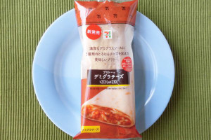 デミグラスベースのバーベキューソース、牛豚挽肉の特製ソース、チェダーとゴーダの2種のチーズを巻き込んだブリトー。