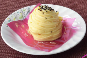 モンブラン風に絞り出したクリームはもちろん、土台も具もさつまいも風味のプチケーキ。