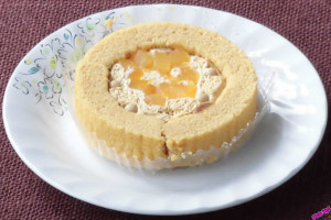 生地とクリームにはビター感のあるキャラメルソースを練り込み、青森県産ふじりんごとブロンドチョコパフをトッピングしたロールケーキ。
