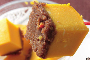 カボチャのチーズケーキの下にはココアクッキーの層。