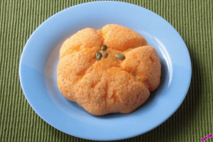 北海道えびすカボチャ入りクリームを包み込んでかぼちゃのような姿に焼き上げた風味豊かなメロンパン。