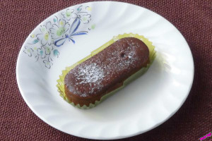 糖質を控えつつ、2種のフランス産チョコを使用して満足感のある味わいのワンハンドタイプケーキ