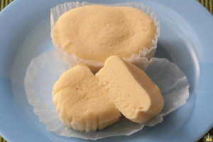 北海道産クリームチーズ使用で風味豊かな生地は、ブラン配合で糖質を抑えた作りの蒸しケーキ