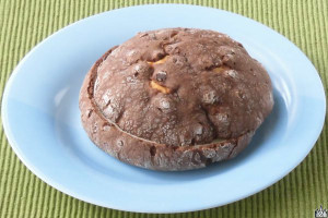 チョコチップ入りのカカオ感ある皮をかぶせて焼き上げたメロンパンに、チョコクリームとチョコチップをサンド