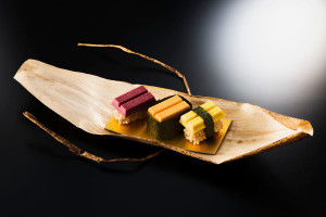 竹の皮に包まれた“寿司キットカット”