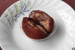 チョコソースとチョコホイップが入ったわらび餅には、ほんのり甘いチョコパウダーがまぶされてます。