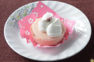 食間ふんわり桜の香りほんのり、桜色のスフレタイプチーズケーキ。