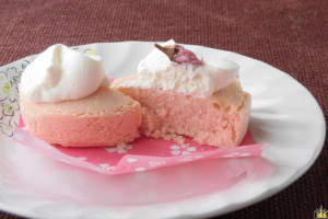 桜色にホイップの白がまぶしい小振りなケーキ。
