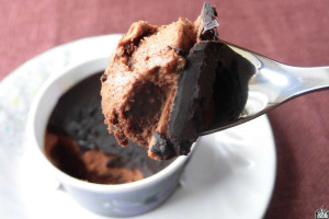ガトーショコラ、チョコムース、ビターチョコソースの3段重ねにクランチクッキーのトッピング。