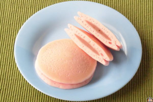 おなじみ「もちっとパンケーキ」に塩漬け桜葉入りの白あんをサンドしたもの。