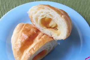 クロワッサンのようなパンの空洞にはレモンジャムとはちみつシュガー。