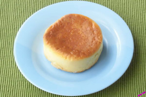 チーズクリームとカスタードホイップを包み、ビスケット生地を乗せて焼き上げたチーズケーキのような菓子パン。