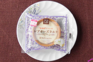 ブルーベリーソースを敷き込んだところに北海道産クリームチーズのムースを詰め込んだタルト。