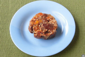 ココア風味のデニッシュ生地にアーモンドとオレンジピールを乗せて飴をかけ、カリッと焼き上げたクロッカン風パン。