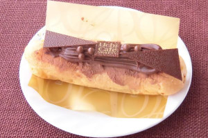 細身のシュー生地に三角の薄板と小粒のチョコをセンス良く配置。