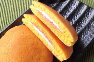 パンケーキの間にはオレンジ色の安納芋あんと真っ白なホイップ。