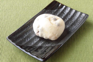 豆パンらしく、そこかしこに赤えんどうがちりばめられているのが透けて見えます。