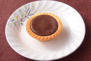 ふち飾りのついたタルトにつまったチョコフィリング。