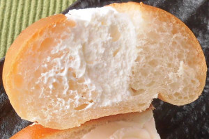 真っ白いホイップがコッペパンを押し広げるさまはなかなかの圧巻です。