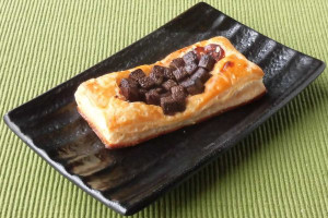 四角いパイ生地の上に大粒ダイスチョコがたっぷり。