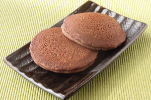 一見どら焼きのように見える、チョコレート色の丸いパンケーキ。