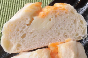 オレンジのクリームの下には白いチーズ。