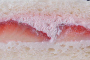 ピンクのホイップと白い練乳クリームが真っ赤ないちごを包み込んでいます。