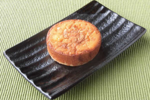 チーズケーキ生地が詰まった厚い円盤型のタルト。