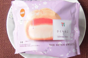 さくら風味のレアチーズムースをさくら色のふんわりもちっとシュー生地に詰め込んだシュークリーム。