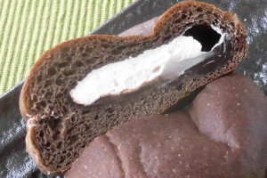 ココア色の生地の中には、白いホイップと黒いチョコクリーム。