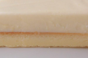 やや黄色味が強く気泡と焼き目が見えるベイクド層と、白っぽく均一なレアチーズ層。