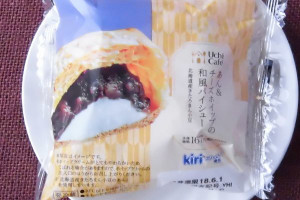 kiri®クリームチーズを使用したチーズホイップときたまろん小豆使用のあんを、シュー生地にパイ生地を乗せて焼き上げた皮に詰めたシュークリーム。