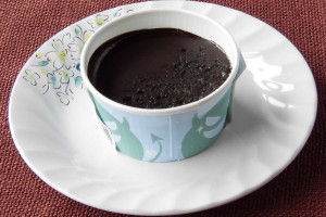 表面は普通のデビルズチョコケーキ同様の真っ黒。